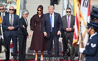 [포토]트럼프 대통령 한국도착 '강경화 외교부장관이 영접'