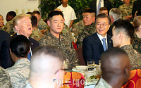 [포토]병사식당에서 식사하는 '문재인 대통령'과 '트럼프 대통령'