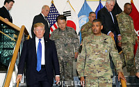 [포토]주한미군사령관과 대화하는 '트럼프 대통령'