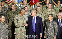 [포토]주한미군사령관과 악수하는 '트럼프 대통령'