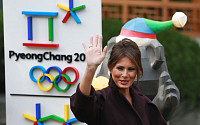 [포토]평창동계올림픽 엠블럼 앞에서 손 흔드는 '멜라니아 트럼프'