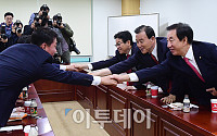 [포토] 악수하는 바른정당-자유한국당