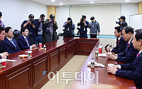 [포토] 논의하는 자유한국당-바른정당 의원들