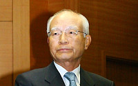 [포토]라응찬 회장에 박수 보내는 류시열 이사