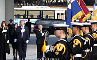 [포토]트럼프 대통령과 멜라니아 여사 '국기에 대한 경례'