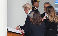 [포토]현충원 방명록에 서명하는 '트럼프 대통령'