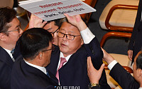 [포토] 팻말 제지당한 조원진 대한애국당 의원