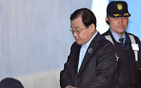[포토] 법정향하는 이병기 전 국정원장