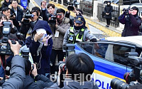 [포토] 경찰차서 내린 수험생 '시선집중'