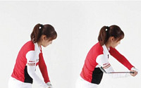 [김수현의 fun한 골프레슨]다운스윙 때 오른팔을 최대한 몸에 붙여라