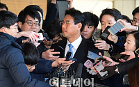 [포토] 질문하는 기자 보는 김태효 전 비서관