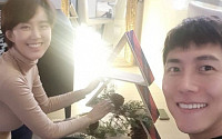 송재희‧지소연 부부, 알콩달콩 크리스마스 준비…“우리의 첫 트리”