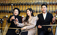 방중 김정숙 여사, 우블리 부부와 中 전통악기 ‘얼후’ 체험