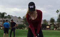 ‘금발 미녀’ 스피라낵, 골프연습할 때도 아찔한 섹시패션