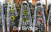 [BZ포토] 샤이니 종현 빈소, SM엔터테인먼트 동료들의 근조화환