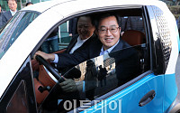 [포토] 초소형 전기차 운전하는 김동연-박용만