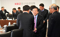 [포토] 중소기업인들과 인사하는 홍 장관