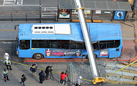 크레인 사고, 대형크레인이 시내버스 위로 떨어져 승객 1명 사망·3명 부상