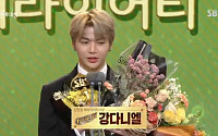 '2017 SBS 연예대상' 워너원 강다니엘, 신인상 수상…&quot;가요대상이 아니라 연예대상을?&quot;