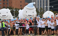 [포토] 해운대 북극곰 수영축제 '춥지않아'