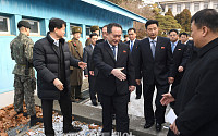 [포토]남북 고위급회담 'MDL을 넘어 악수 청하는 리선권 위원장'