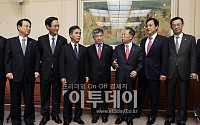 [포토]환담나누는 김중수 한국은행 총재와 은행장들