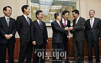 [포토]'하나은행장, 외환은행장 옆으로 오시죠'