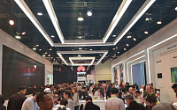 [CES 2018] 美 진출 무산 화웨이… 전시장은 ’화웨이폰’ 보려는 관람객들로 북적