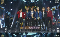 ‘골든디스크 2018’ 방탄소년단‧엑소, 음반 본상 수상…가요계 쌍두마차 ‘훈훈’