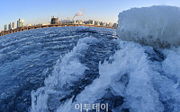[포토] 물결따라 생긴 얼음...'오늘까지 최강한파'