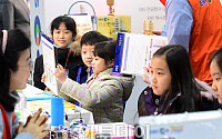 [포토] 대한민국 교육박람회, 설명듣는 어린이 관람객들