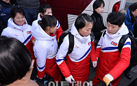 [포토] 짐 옮기는 북한 여자 아이스하키 선수단