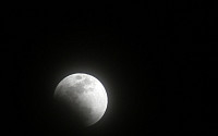 [포토] 달이 지구 그림자에 가려지고 있다