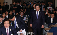 [포토] 기업구조조정 공청회 참석하는 김태영 은행연합회장