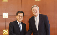 김동연 부총리, 중국 인민은행 총재와 가상화폐 대응책 논의