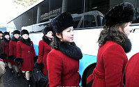 [포토] 버스 탑승하는 북한미녀 응원단