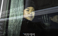 [포토] 손 흔드는 북한 응원단원