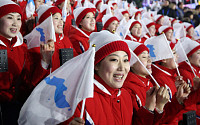 [포토] 북한 응원단, 미소지으며