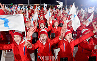 [포토] 평창동계올림픽 개막식, 붉은 옷입은 북한 응원단