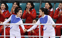 [평창 동계올림픽] 남북 단일팀 응원단, &quot;우리는 하나다&quot; 외쳐