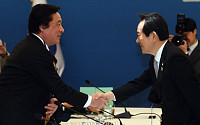 [포토] 일본 의원들과 인사하는 정세균