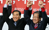 늘푸른한국당 이재오, 자유한국당 입당…洪 “우파진영 통합 완성”