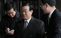 [포토]출석하는 라응찬 전 신한금융지주 회장