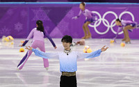 [평창 동계올림픽] '피겨 왕자' 하뉴의 행운 아이템?…곰돌이 푸 인형으로 물든 은반