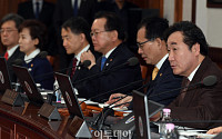 [포토] 이낙연 "관계부처 한국GM 사태·美철강규제 비장하게 대처해야"