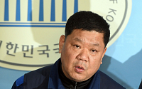 [포토] GM자본 규탄 및 대정부 촉구 기자회견하는 임한택 노조위원장