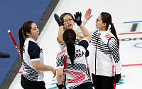 [평창 동계올림픽] &quot;영미~&quot; 외침 없었던 한국 여자 컬링, 미국 꺾고 올림픽 사상 첫 4강 진출!