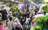 [포토] 졸업시즌, 북적이는 고속버스터미널 꽃시장