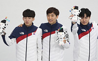 [평창 동계올림픽] 이승훈, 빙속 남자 팀추월 은메달 획득 후 동생들에게 공 돌려…&quot;이것이 팀추월 정신&quot;