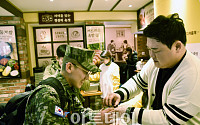 [포토] 먹방의 신 김준현과 함께 '원할머니팬쌈회'